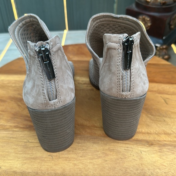 NWT Vince Camuto Katnina Beige Leather Laser Cut Ankle Booties Size 4.5 34 - Picture 7 of 13